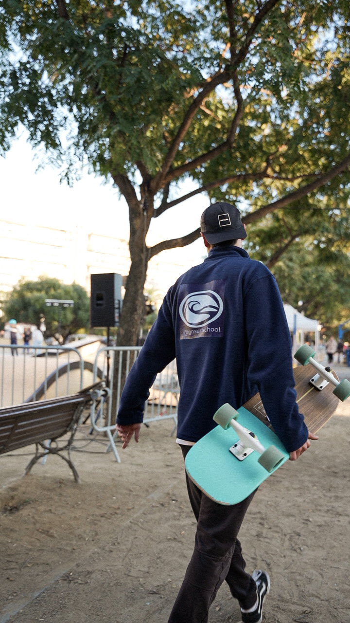 Monitor de TGN Surf School con surfskate en el skatepark